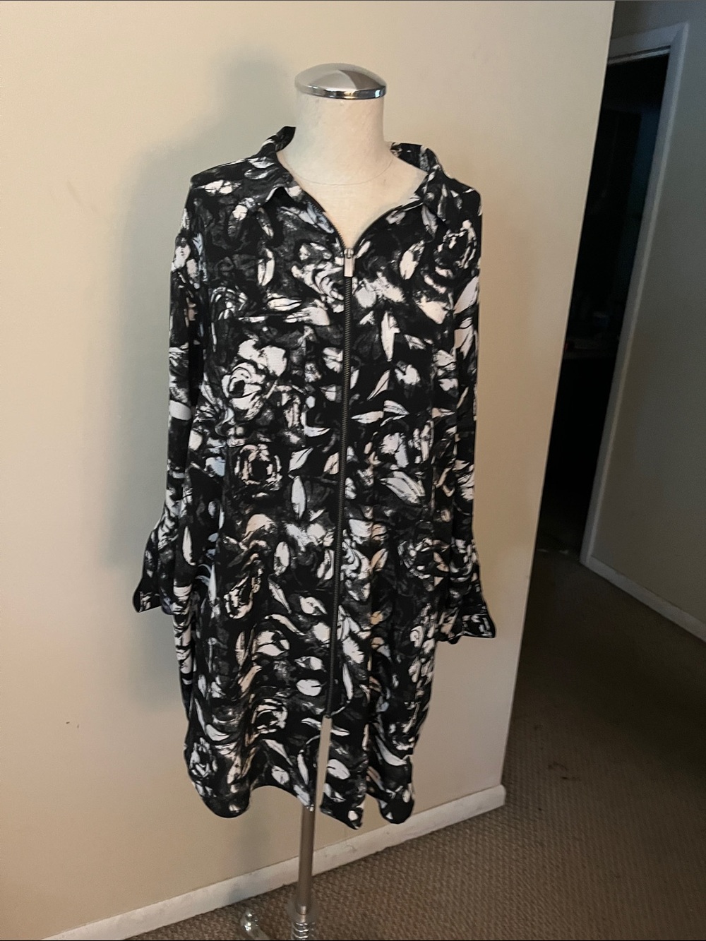 Rock & Republic Black & White Floral Zip Tunic